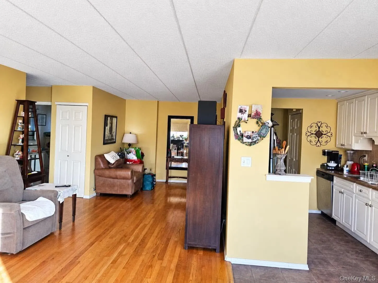 Hardwood flooring throughout the living areas, kitchen with light-toned cabinetry, stainless steel dishwasher, and a built-in oven range Hardwood flooring throughout the living areas, kitchen with light-toned cabinetry, stainless steel dishwasher, and a built-in oven range