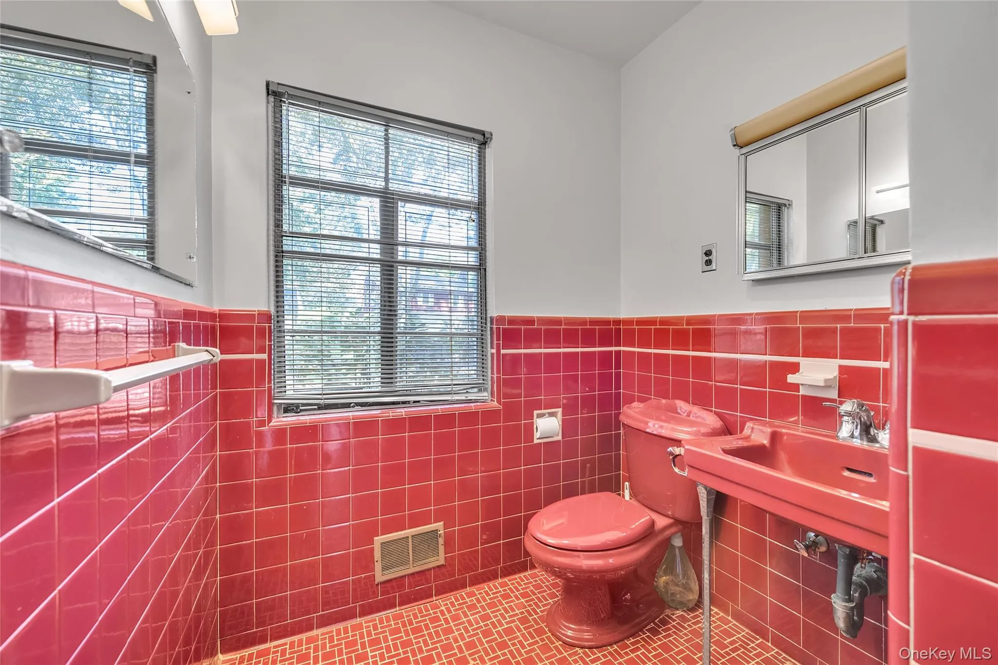 238 Clent Road, North Hempstead, NY, 5 Bedrooms Bedrooms, 9 Rooms Rooms,3 BathroomsBathrooms,Residential,For Rent,Clent,0,1051804 238 Clent Road, North Hempstead, NY, 5 Bedrooms Bedrooms, 9 Rooms Rooms,3 BathroomsBathrooms,Residential,For Rent,Clent,0,1051804