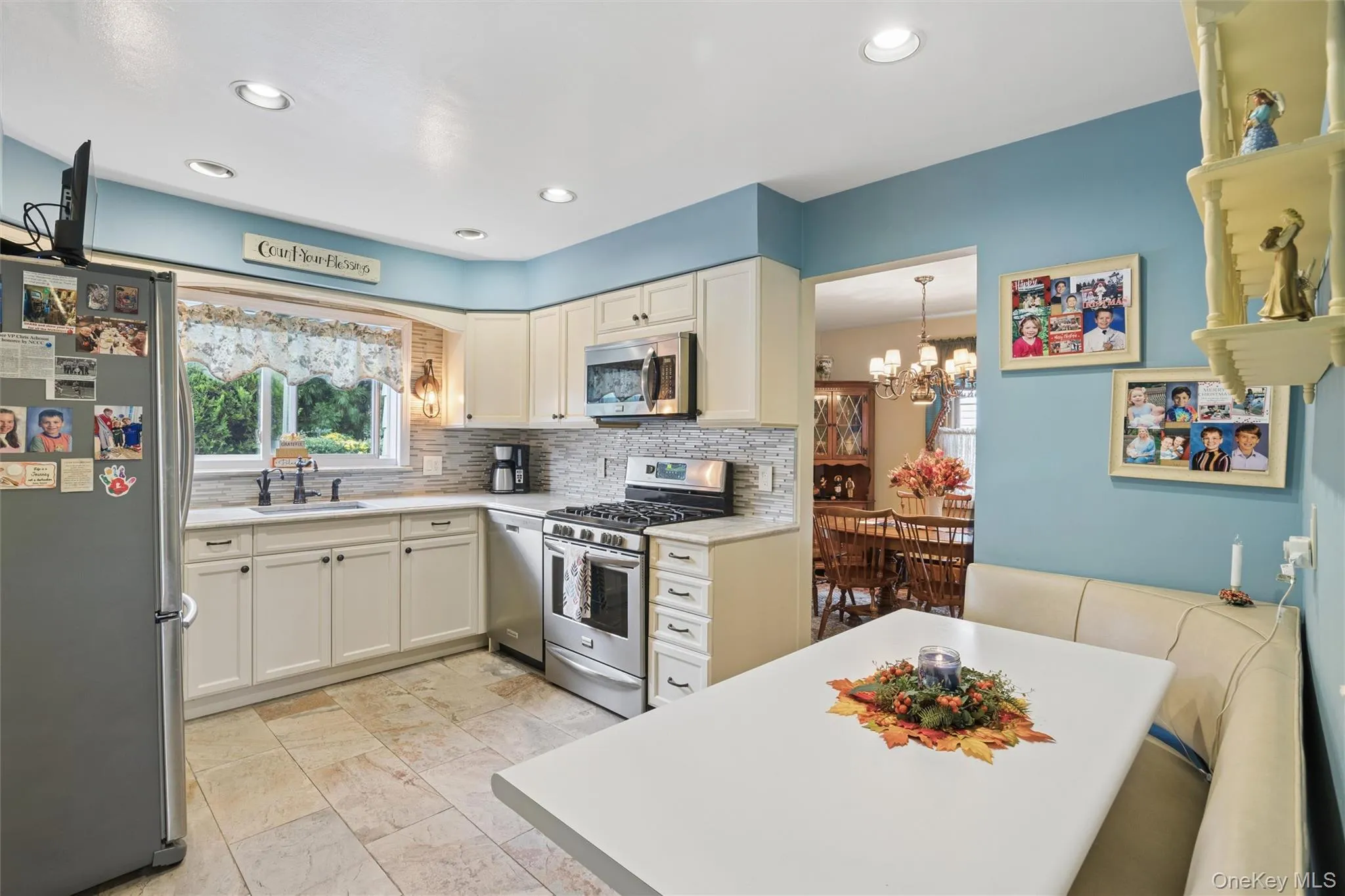 Eat-in-kitchen with banquette Eat-in-kitchen with banquette