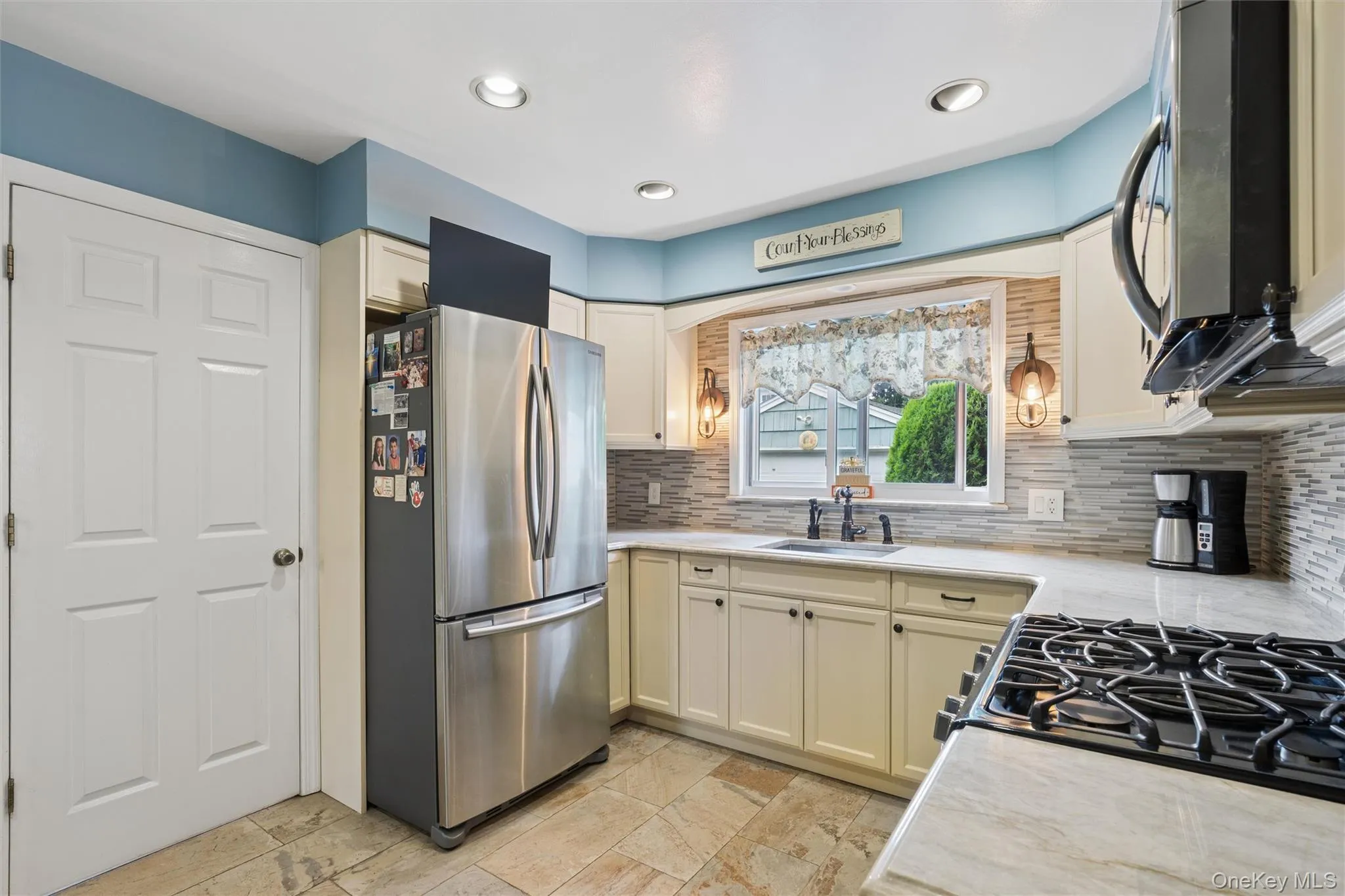 Eat-in-kitchen Eat-in-kitchen
