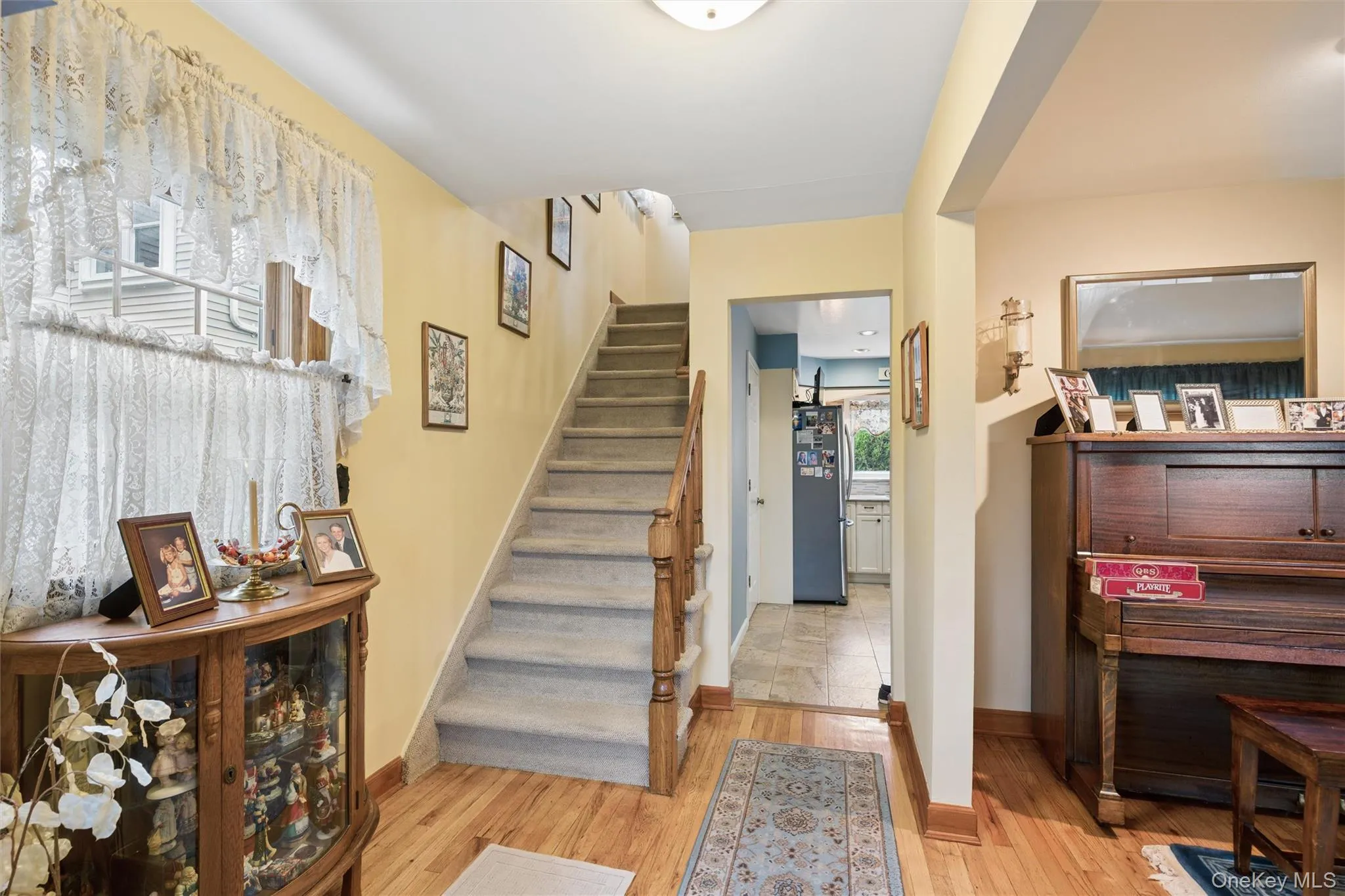 Foyer & stairs Foyer & stairs