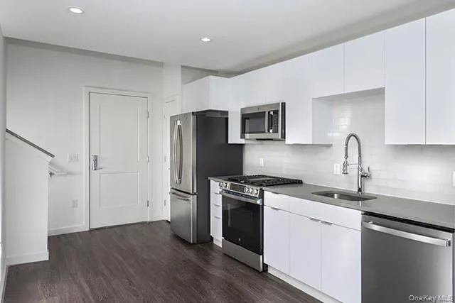 119 Searing Avenue, North Hempstead, NY, 2 Bedrooms Bedrooms, 4 Rooms Rooms,2 BathroomsBathrooms,Residential Lease,For Rent,Searing,0,1051846 119 Searing Avenue, North Hempstead, NY, 2 Bedrooms Bedrooms, 4 Rooms Rooms,2 BathroomsBathrooms,Residential Lease,For Rent,Searing,0,1051846