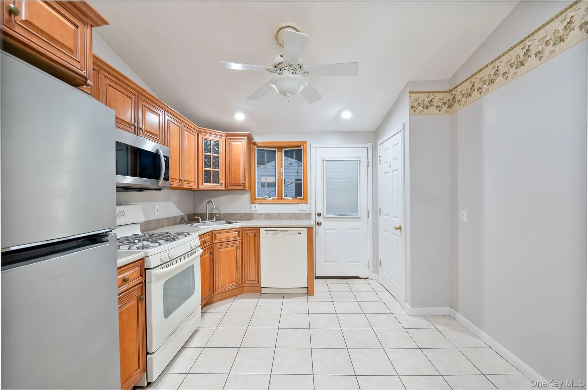 423 Westview Avenue, Babylon, NY, 3 Bedrooms Bedrooms, 6 Rooms Rooms,2 BathroomsBathrooms,Residential,For Rent,Westview,0,1051894 423 Westview Avenue, Babylon, NY, 3 Bedrooms Bedrooms, 6 Rooms Rooms,2 BathroomsBathrooms,Residential,For Rent,Westview,0,1051894