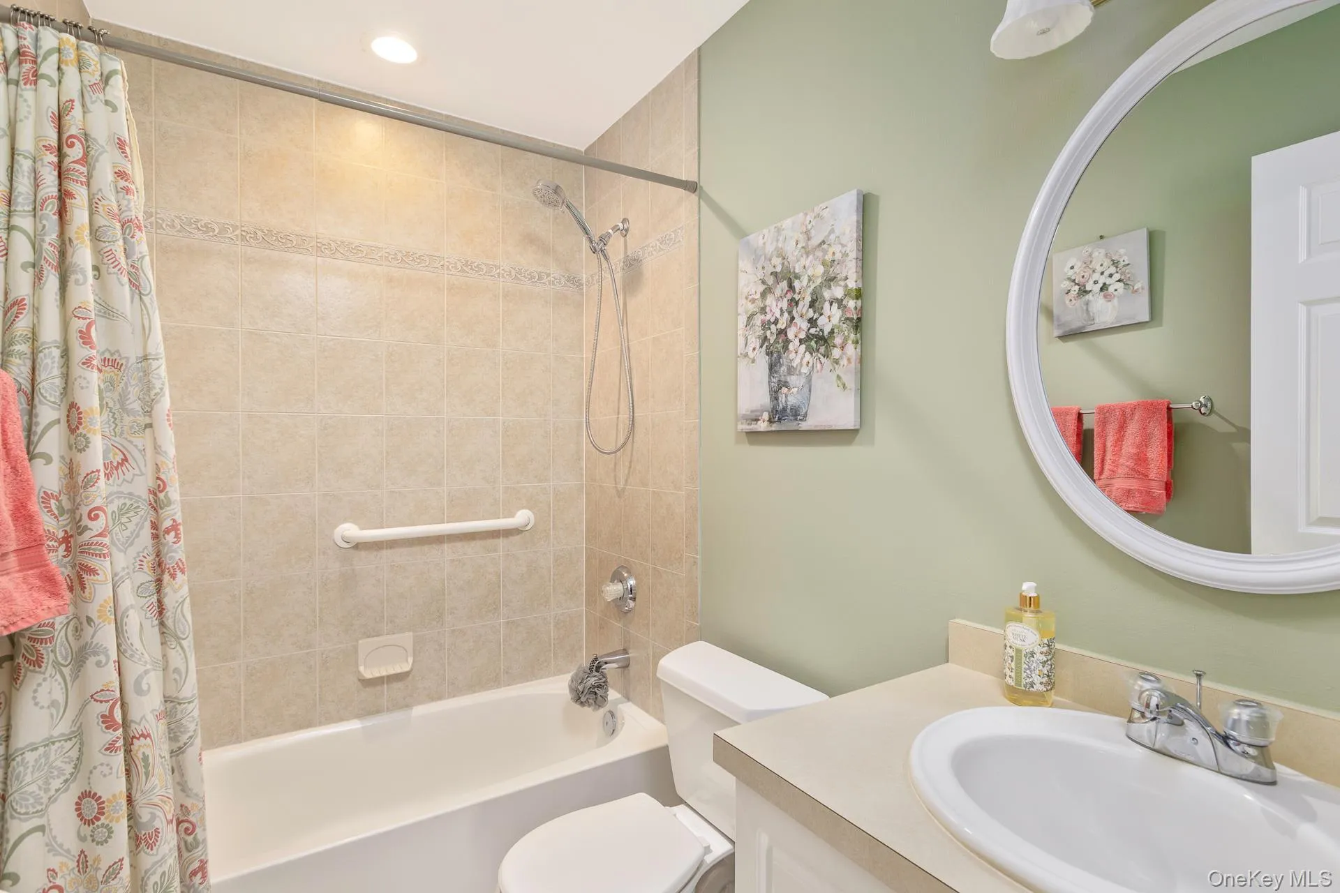 Hall Bath with Bathtub with Shower Hall Bath with Bathtub with Shower