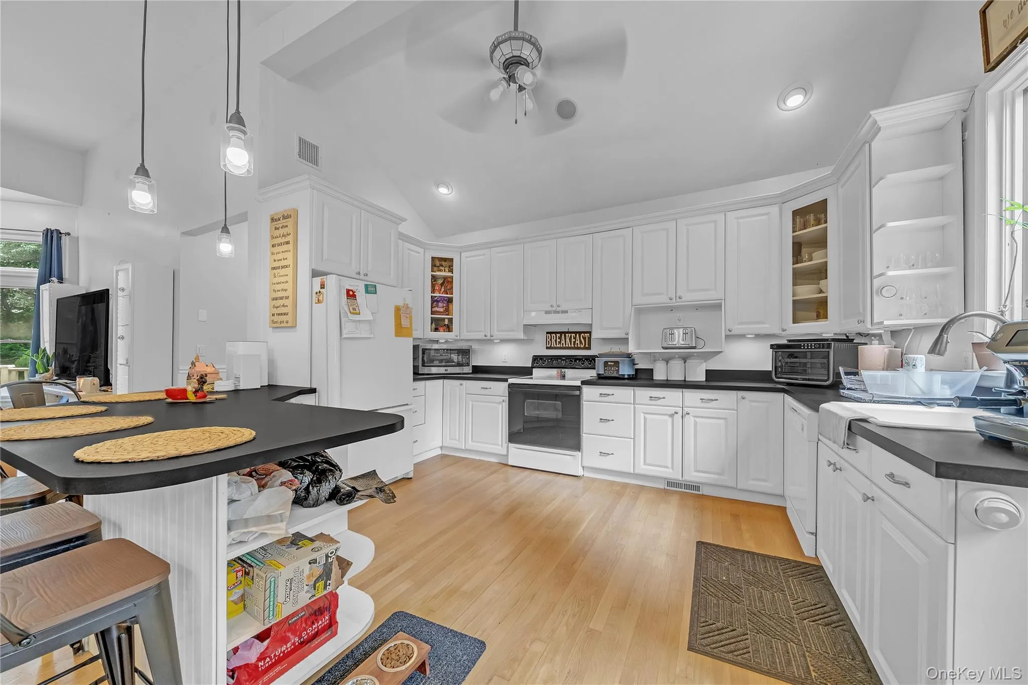 20 Old Route 25A, Smithtown, NY, 6 Bedrooms Bedrooms, 19 Rooms Rooms,3 BathroomsBathrooms,Residential,For Rent,Old Route 25A,0,1051896 20 Old Route 25A, Smithtown, NY, 6 Bedrooms Bedrooms, 19 Rooms Rooms,3 BathroomsBathrooms,Residential,For Rent,Old Route 25A,0,1051896
