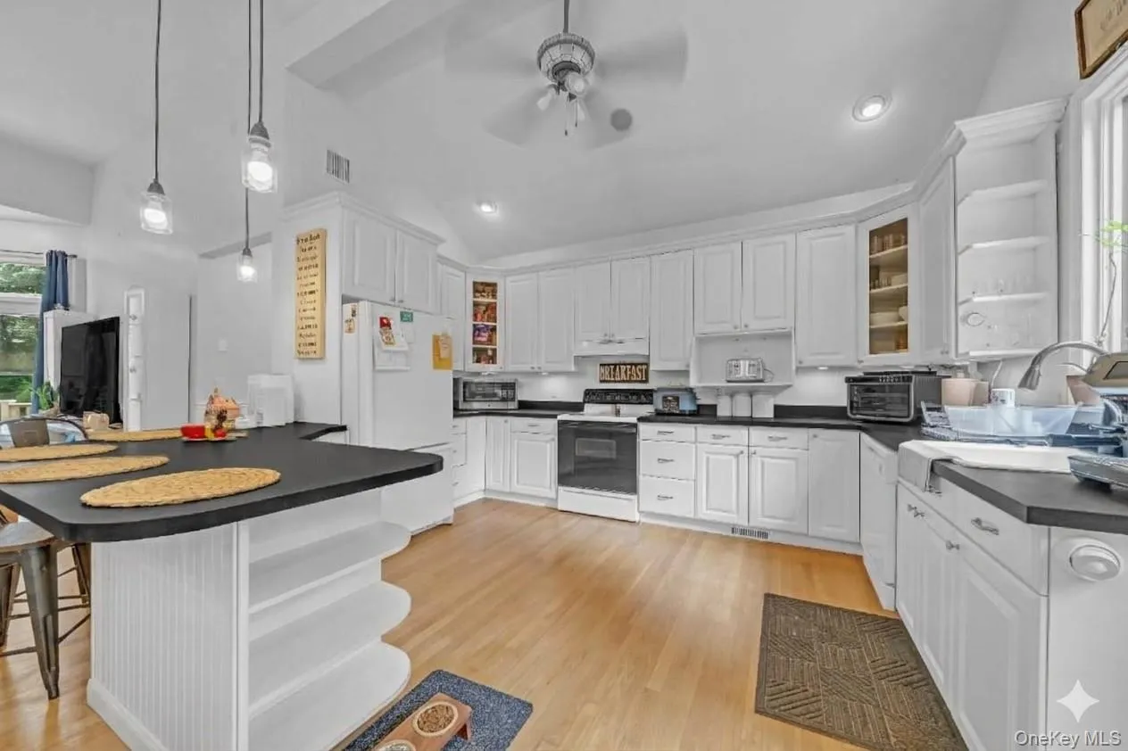 20 Old Route 25A, Smithtown, NY, 6 Bedrooms Bedrooms, 19 Rooms Rooms,3 BathroomsBathrooms,Residential,For Rent,Old Route 25A,0,1051896 20 Old Route 25A, Smithtown, NY, 6 Bedrooms Bedrooms, 19 Rooms Rooms,3 BathroomsBathrooms,Residential,For Rent,Old Route 25A,0,1051896