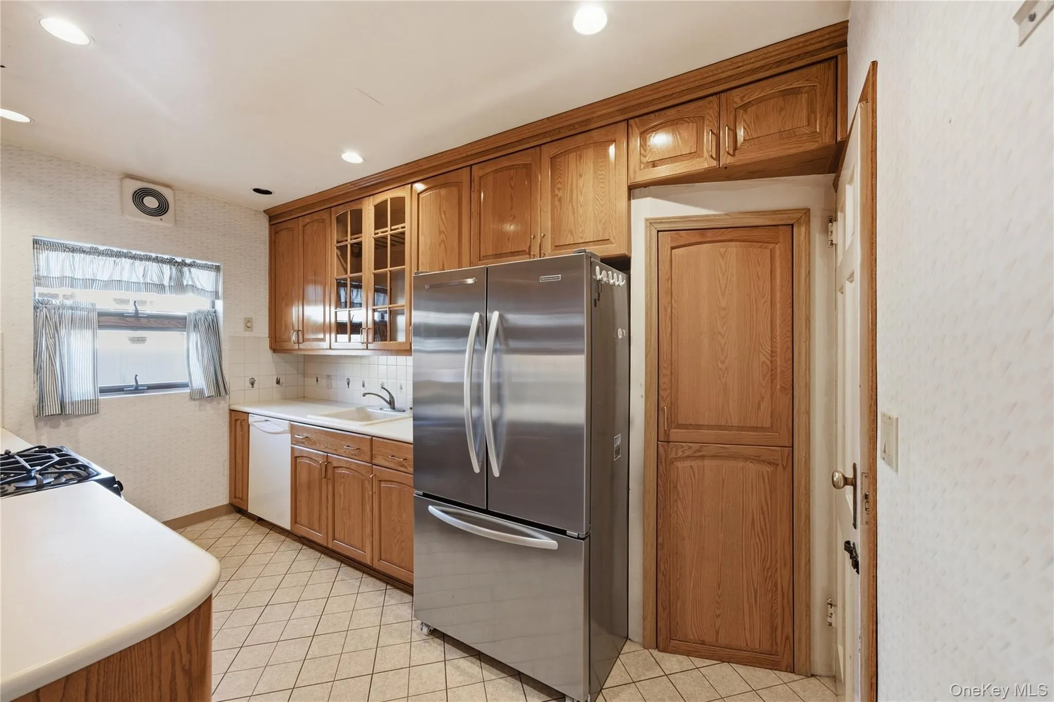 61-17 81st Street, New York, NY, 3 Bedrooms Bedrooms, 7 Rooms Rooms,2 BathroomsBathrooms,Residential,For Rent,81st,0,1051899 61-17 81st Street, New York, NY, 3 Bedrooms Bedrooms, 7 Rooms Rooms,2 BathroomsBathrooms,Residential,For Rent,81st,0,1051899