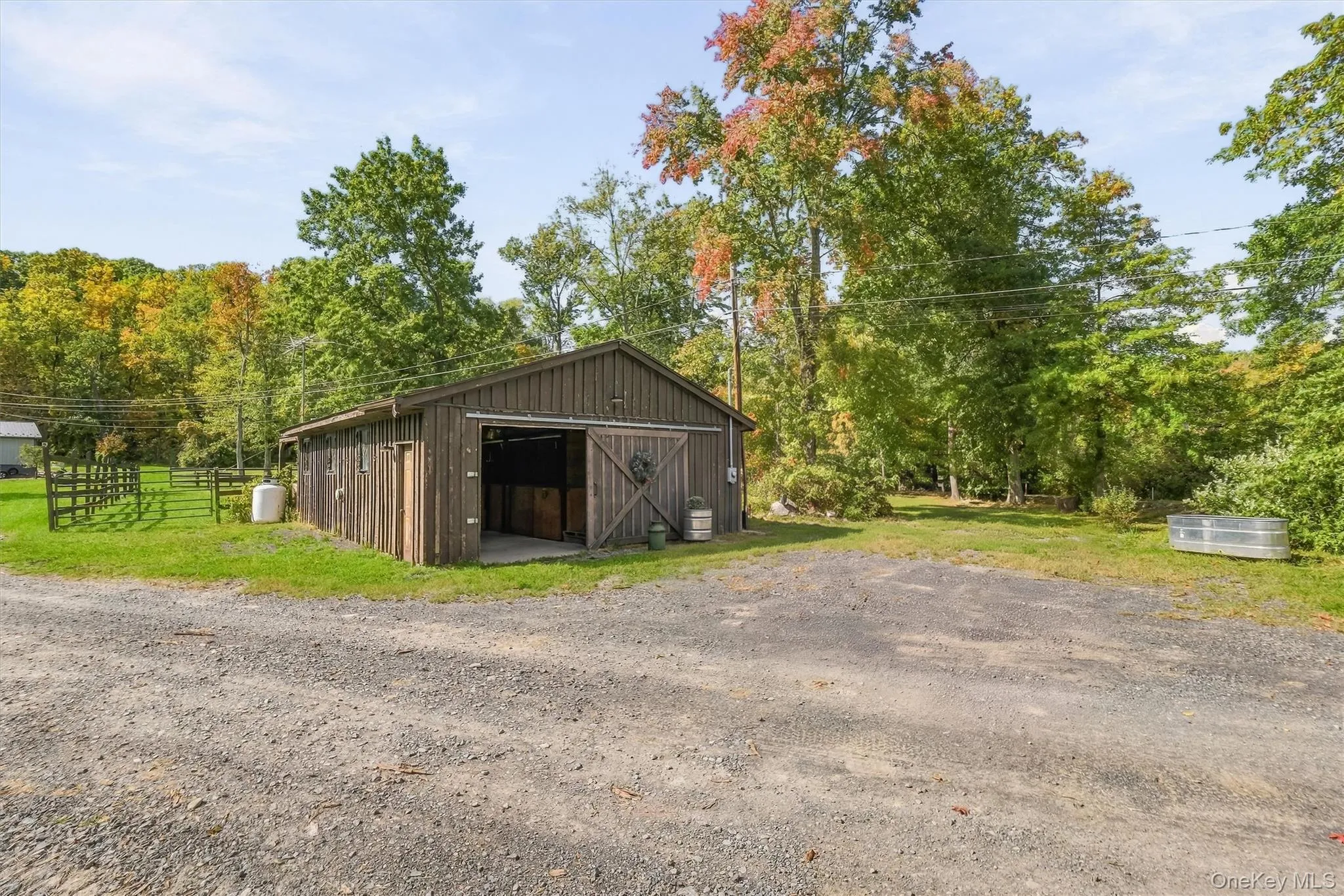 A sweet 3 stall barn with parking for trailers or golf carts! A sweet 3 stall barn with parking for trailers or golf carts!