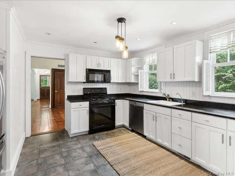 Kitchen with Plenty of Cabintery Kitchen with Plenty of Cabintery