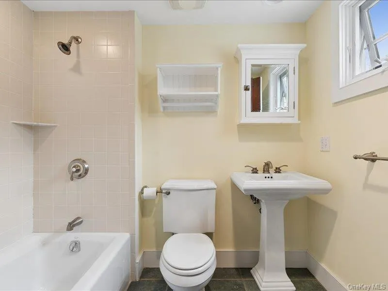 25105 Main Road, Southold, NY, 4 Bedrooms Bedrooms, 9 Rooms Rooms,3 BathroomsBathrooms,Residential,For Rent,Main,0,1051989 25105 Main Road, Southold, NY, 4 Bedrooms Bedrooms, 9 Rooms Rooms,3 BathroomsBathrooms,Residential,For Rent,Main,0,1051989