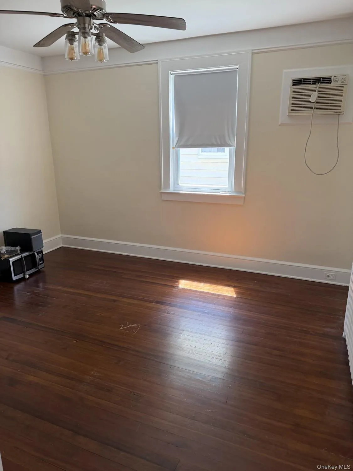 15 Miller Street, Glen Cove, NY, 1 Bedroom Bedrooms, 4 Rooms Rooms,1 BathroomBathrooms,Residential Lease,For Rent,Miller,0,1052014 15 Miller Street, Glen Cove, NY, 1 Bedroom Bedrooms, 4 Rooms Rooms,1 BathroomBathrooms,Residential Lease,For Rent,Miller,0,1052014