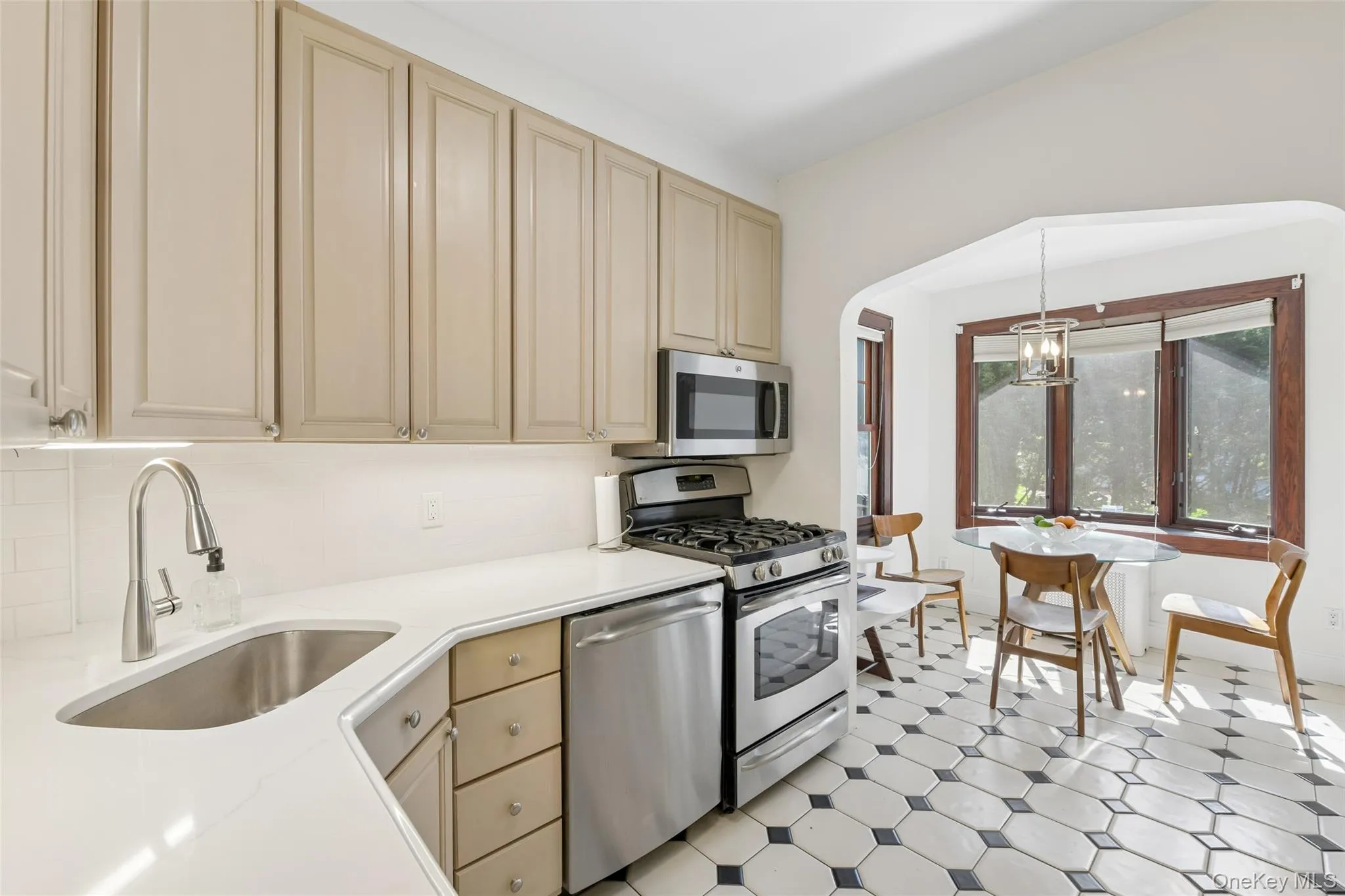 206 Glenmore Street, North Hempstead, NY, 3 Bedrooms Bedrooms, 7 Rooms Rooms,1 BathroomBathrooms,Residential,For Rent,Glenmore,0,1052028 206 Glenmore Street, North Hempstead, NY, 3 Bedrooms Bedrooms, 7 Rooms Rooms,1 BathroomBathrooms,Residential,For Rent,Glenmore,0,1052028