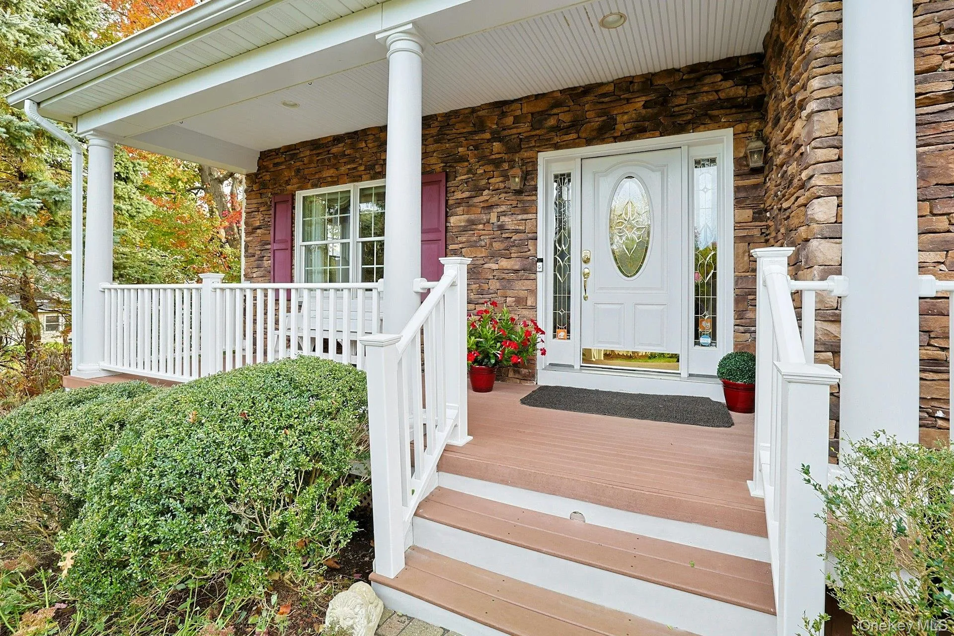 Charming Entry Porch - Your package Won't Get Wet Charming Entry Porch - Your package Won't Get Wet