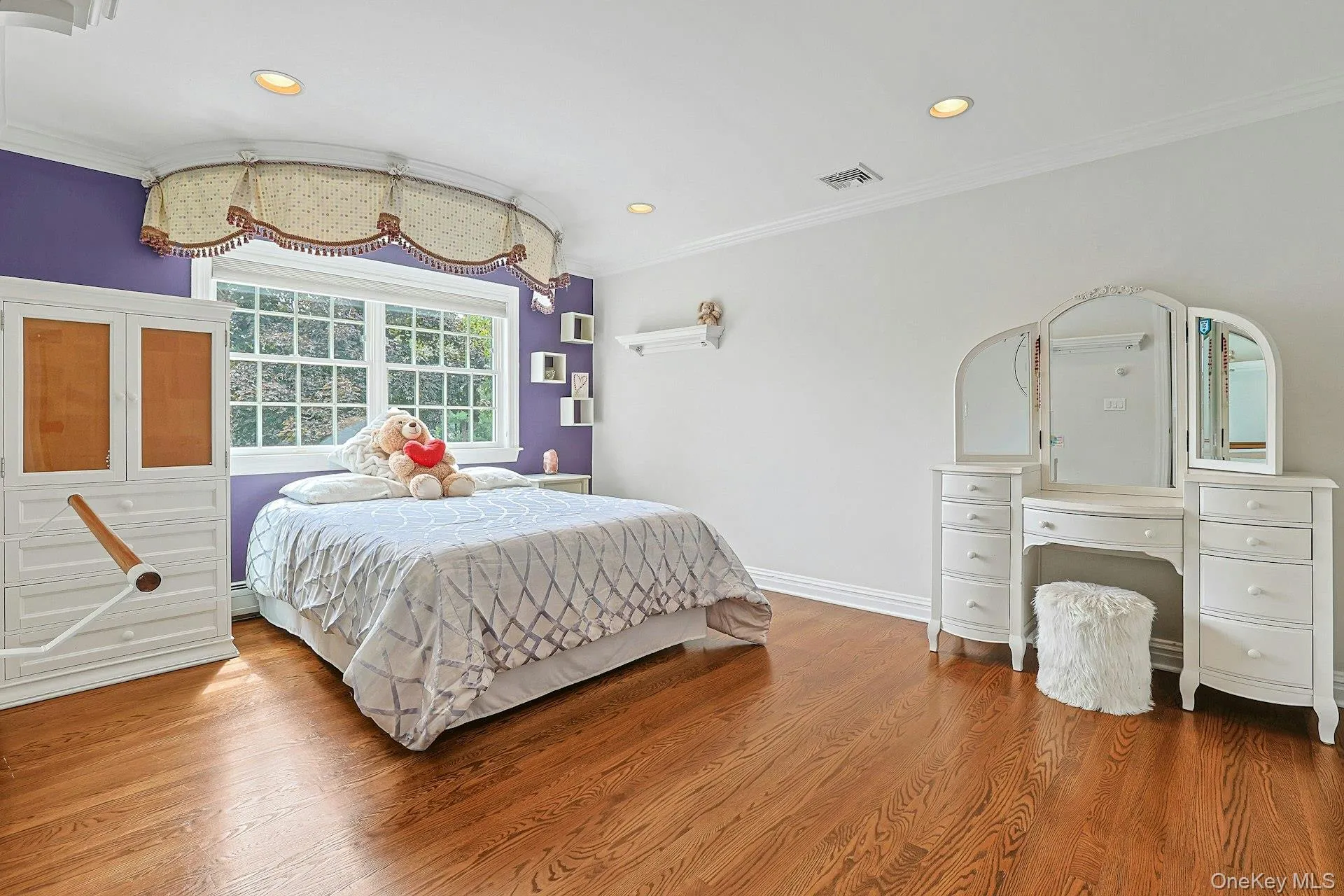 Spacious Bedroom, W Ballet Bar, Wall Mirror, Walk-in Closet, Enlarged Crown Mouldings & Hardwood Flooring Spacious Bedroom, W Ballet Bar, Wall Mirror, Walk-in Closet, Enlarged Crown Mouldings & Hardwood Flooring