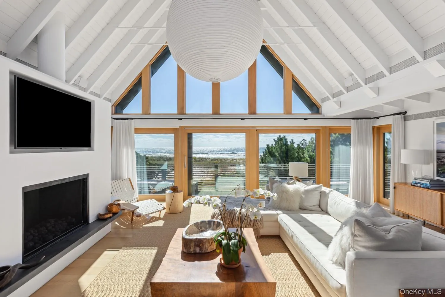 With exquiste view of the ocean. Hanging Noguchi light fixture. With exquiste view of the ocean. Hanging Noguchi light fixture.