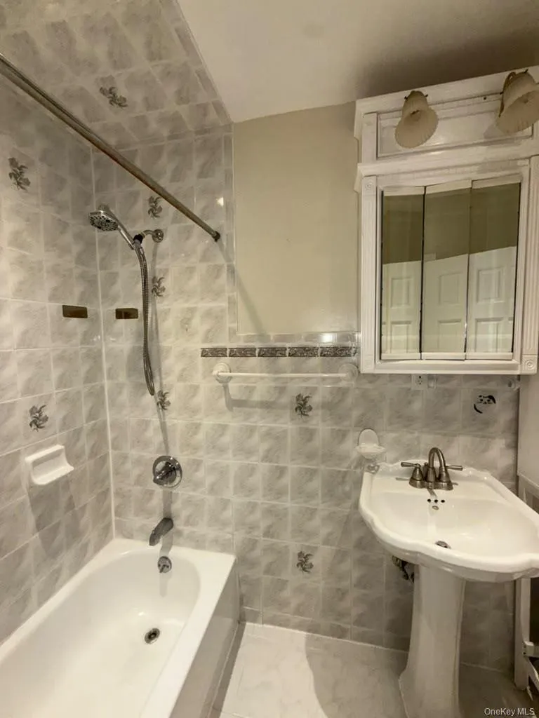 409 32nd Street, New York, NY, 3 Bedroom Bedrooms, 6 Room Rooms,1 BathroomBathrooms,Residential Lease,For Rent,32nd,0,1052152 409 32nd Street, New York, NY, 3 Bedroom Bedrooms, 6 Room Rooms,1 BathroomBathrooms,Residential Lease,For Rent,32nd,0,1052152