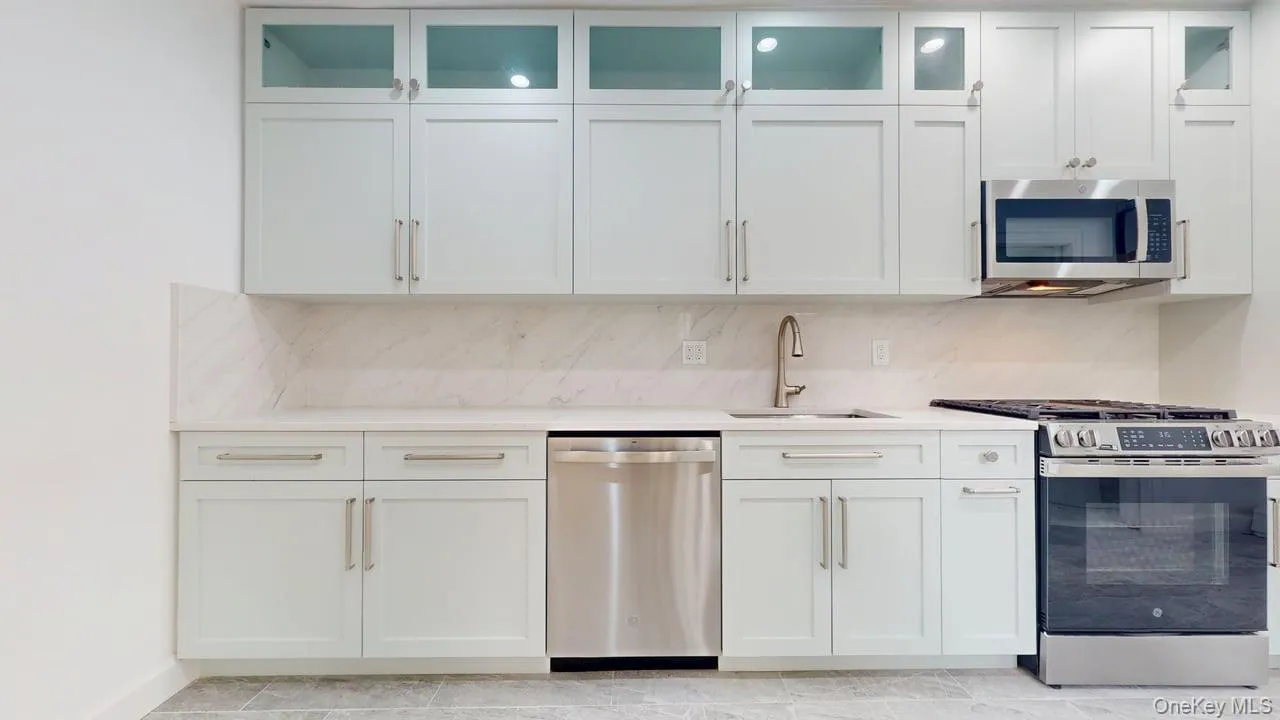 85-40 68th Avenue, New York, NY, 3 Bedrooms Bedrooms, 6 Rooms Rooms,2 BathroomsBathrooms,Residential,For Rent,68th,0,1052195 85-40 68th Avenue, New York, NY, 3 Bedrooms Bedrooms, 6 Rooms Rooms,2 BathroomsBathrooms,Residential,For Rent,68th,0,1052195
