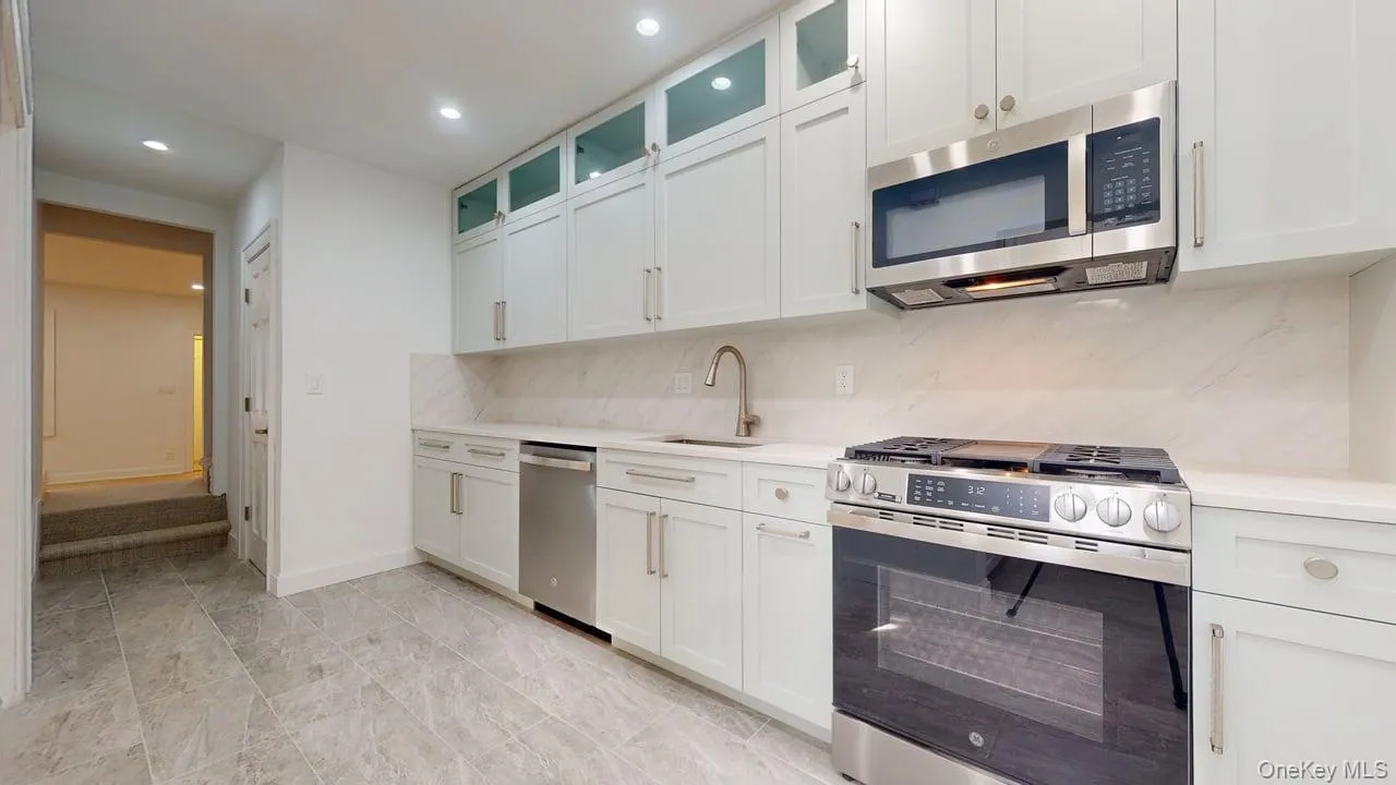 85-40 68th Avenue, New York, NY, 3 Bedrooms Bedrooms, 6 Rooms Rooms,2 BathroomsBathrooms,Residential,For Rent,68th,0,1052195 85-40 68th Avenue, New York, NY, 3 Bedrooms Bedrooms, 6 Rooms Rooms,2 BathroomsBathrooms,Residential,For Rent,68th,0,1052195