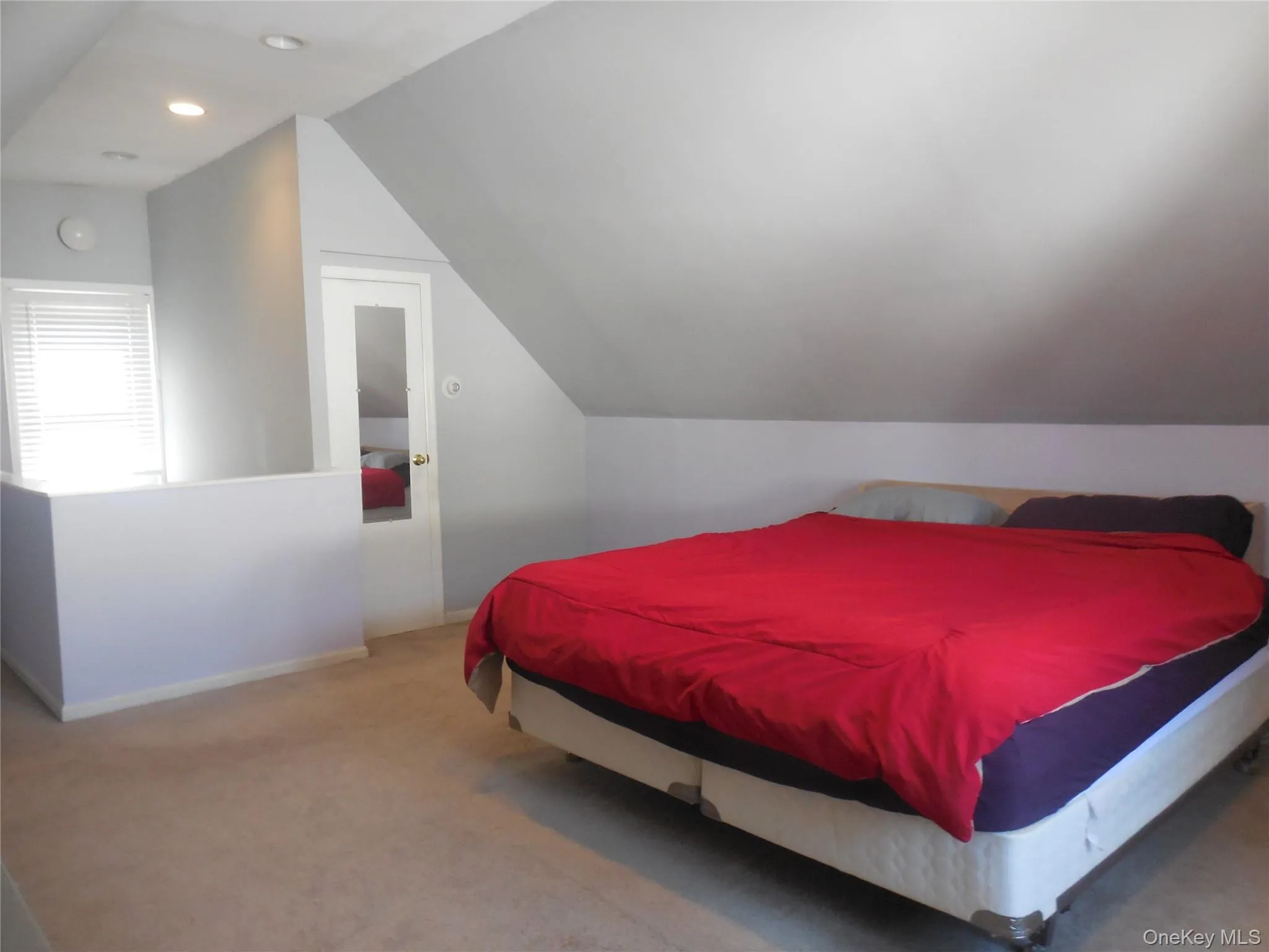 Huge bedroom, upper level Huge bedroom, upper level