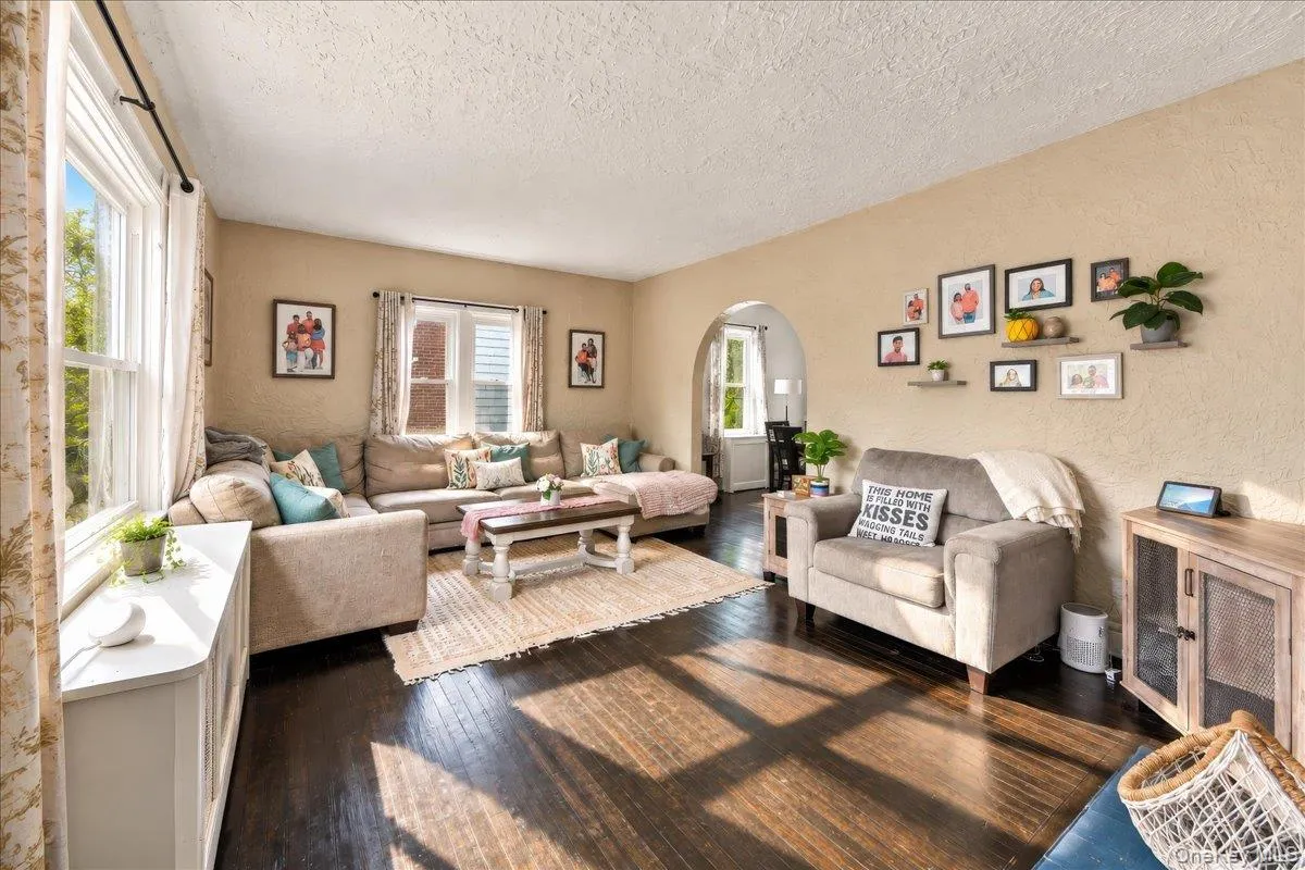 201 Park Drive, Eastchester, NY, 3 Bedrooms Bedrooms, 6 Rooms Rooms,2 BathroomsBathrooms,Residential,For Rent,Park,0,1052207 201 Park Drive, Eastchester, NY, 3 Bedrooms Bedrooms, 6 Rooms Rooms,2 BathroomsBathrooms,Residential,For Rent,Park,0,1052207