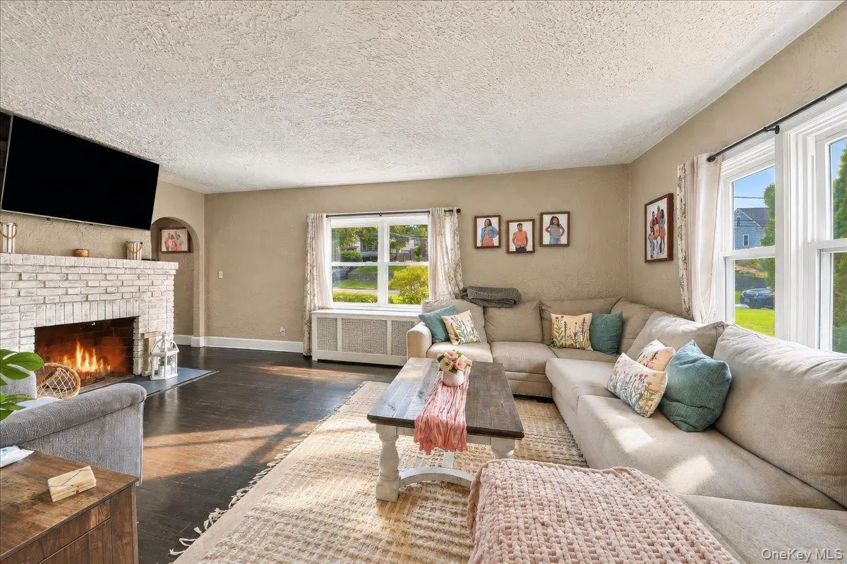 201 Park Drive, Eastchester, NY, 3 Bedrooms Bedrooms, 6 Rooms Rooms,2 BathroomsBathrooms,Residential,For Rent,Park,0,1052207 201 Park Drive, Eastchester, NY, 3 Bedrooms Bedrooms, 6 Rooms Rooms,2 BathroomsBathrooms,Residential,For Rent,Park,0,1052207