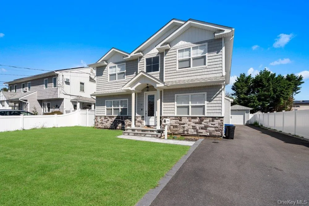 183 Park Lane, Oyster Bay, NY, 5 Bedrooms Bedrooms, 10 Rooms Rooms,3 BathroomsBathrooms,Residential,For Rent,Park,0,1052243 183 Park Lane, Oyster Bay, NY, 5 Bedrooms Bedrooms, 10 Rooms Rooms,3 BathroomsBathrooms,Residential,For Rent,Park,0,1052243
