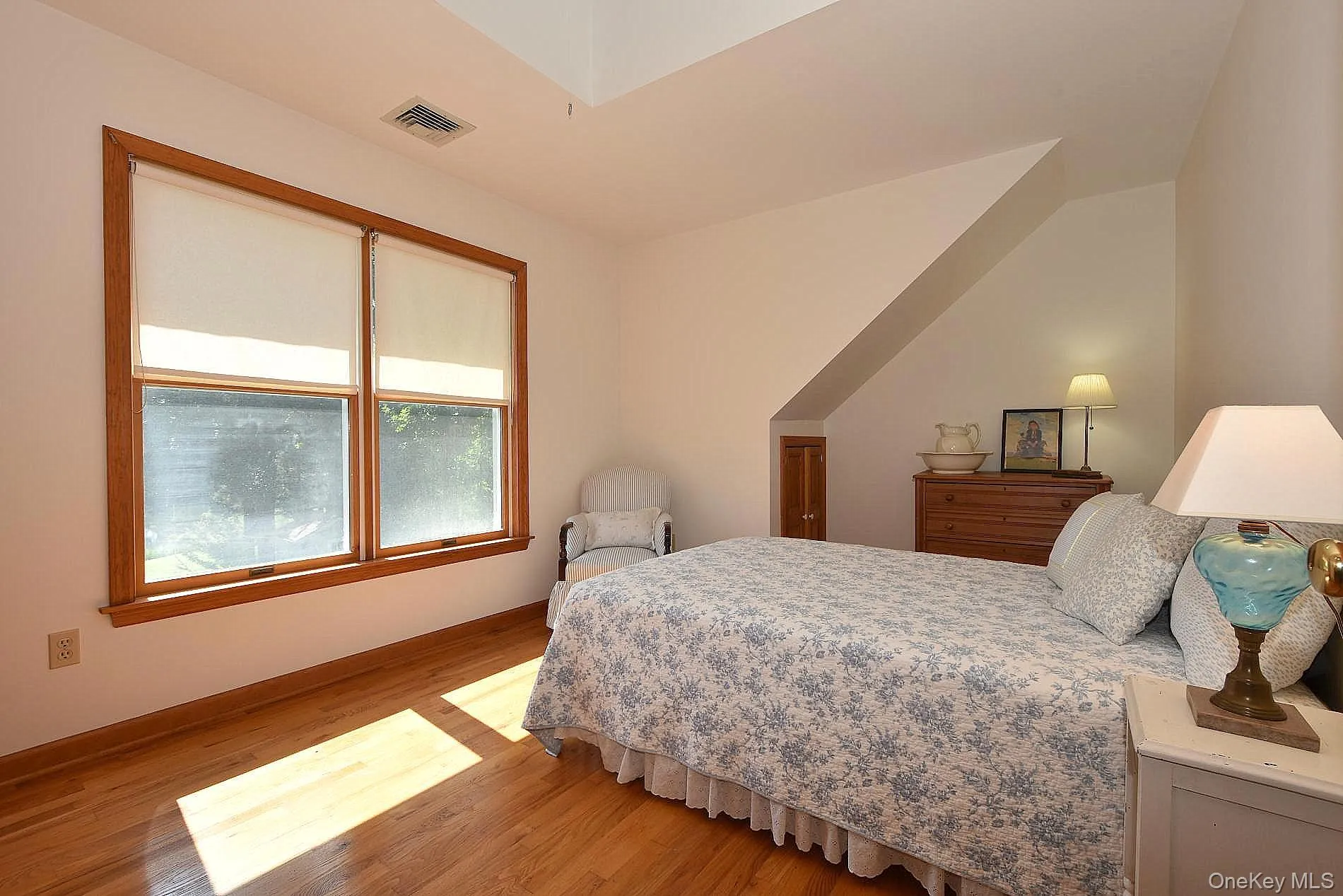 Upper level bedroom with waterviews Upper level bedroom with waterviews