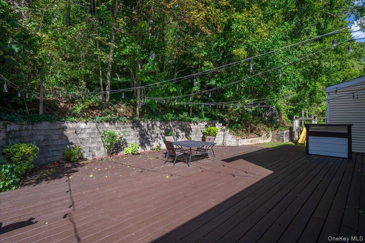 Large 2 level deck for plenty of entertaining space Large 2 level deck for plenty of entertaining space