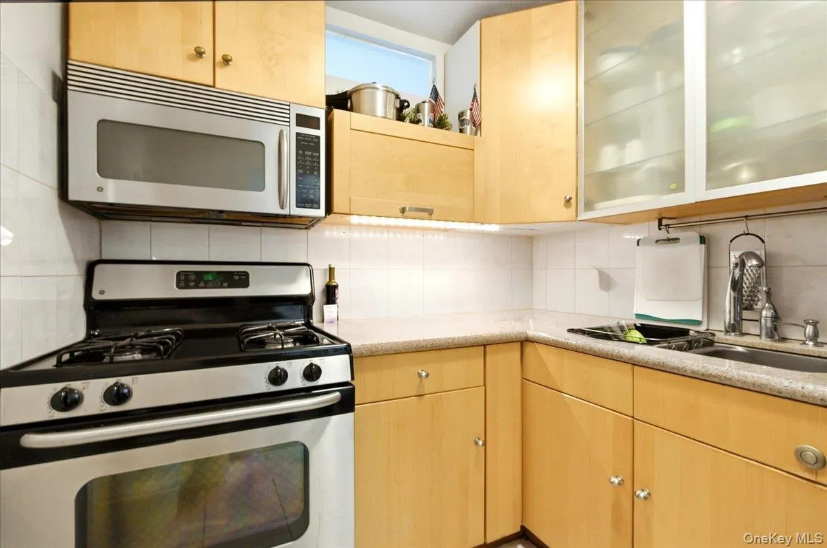 66-15 Thornton Place, New York, NY, 2 Bedrooms Bedrooms, 5 Rooms Rooms,1 BathroomBathrooms,Residential,For Rent,Thornton,0,1052320 66-15 Thornton Place, New York, NY, 2 Bedrooms Bedrooms, 5 Rooms Rooms,1 BathroomBathrooms,Residential,For Rent,Thornton,0,1052320