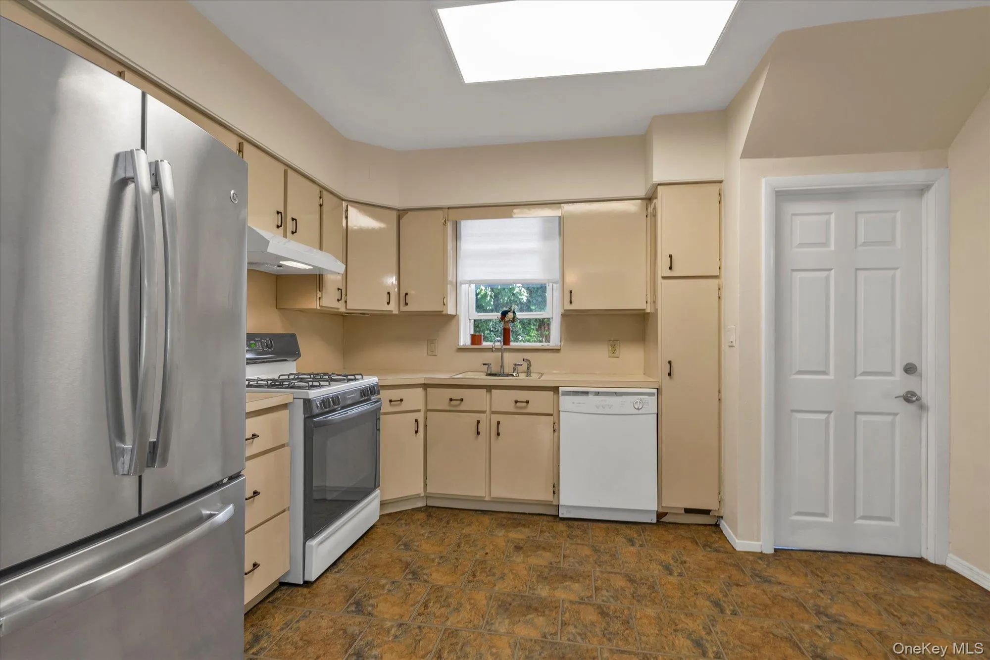 585 Seaman Avenue, Hempstead, NY, 5 Bedrooms Bedrooms, 11 Rooms Rooms,2 BathroomsBathrooms,Residential,For Rent,Seaman,0,1052332 585 Seaman Avenue, Hempstead, NY, 5 Bedrooms Bedrooms, 11 Rooms Rooms,2 BathroomsBathrooms,Residential,For Rent,Seaman,0,1052332