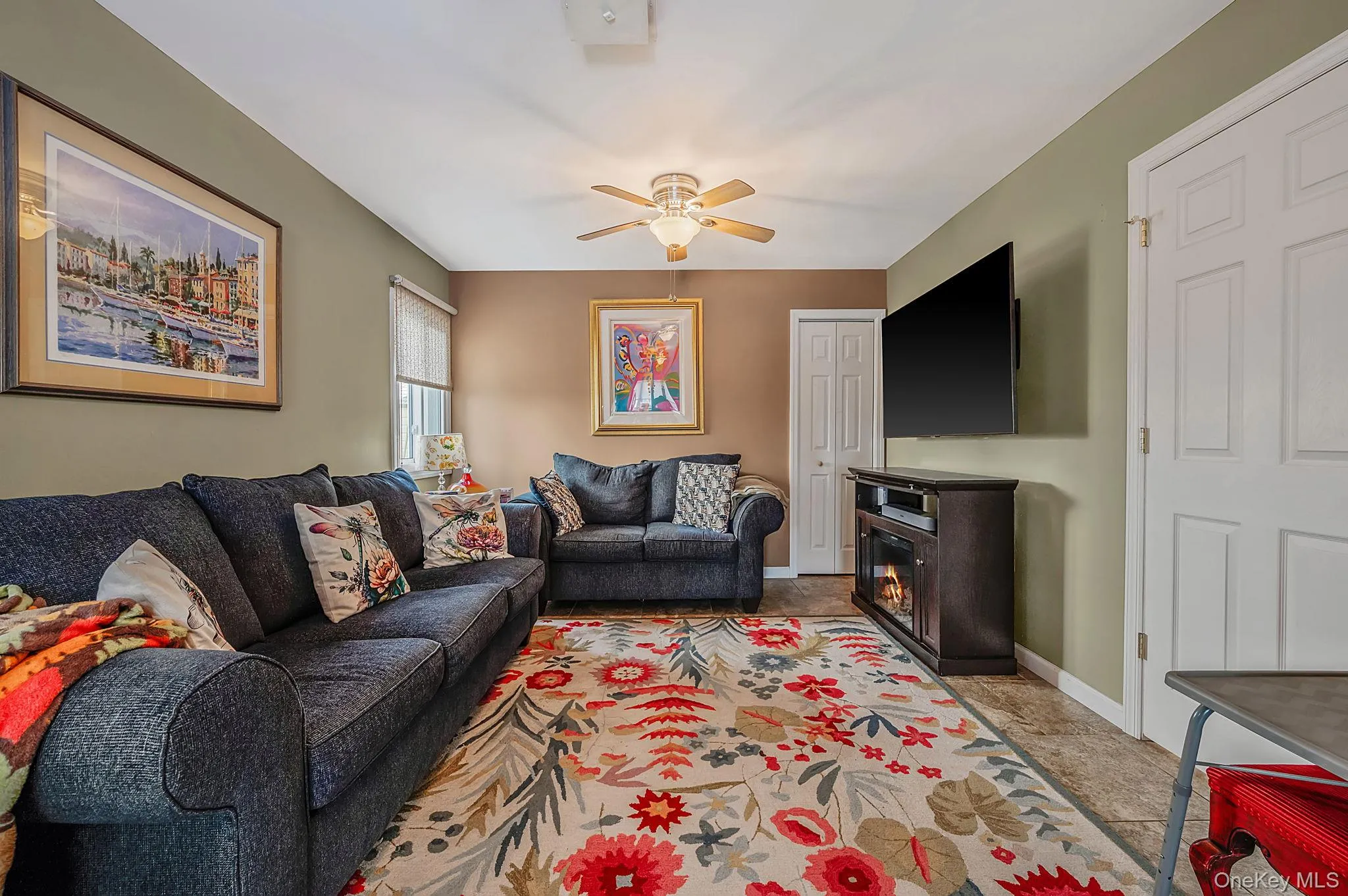 Another oversized room is perfect as the 4th bedroom, playroom or office. Another oversized room is perfect as the 4th bedroom, playroom or office.
