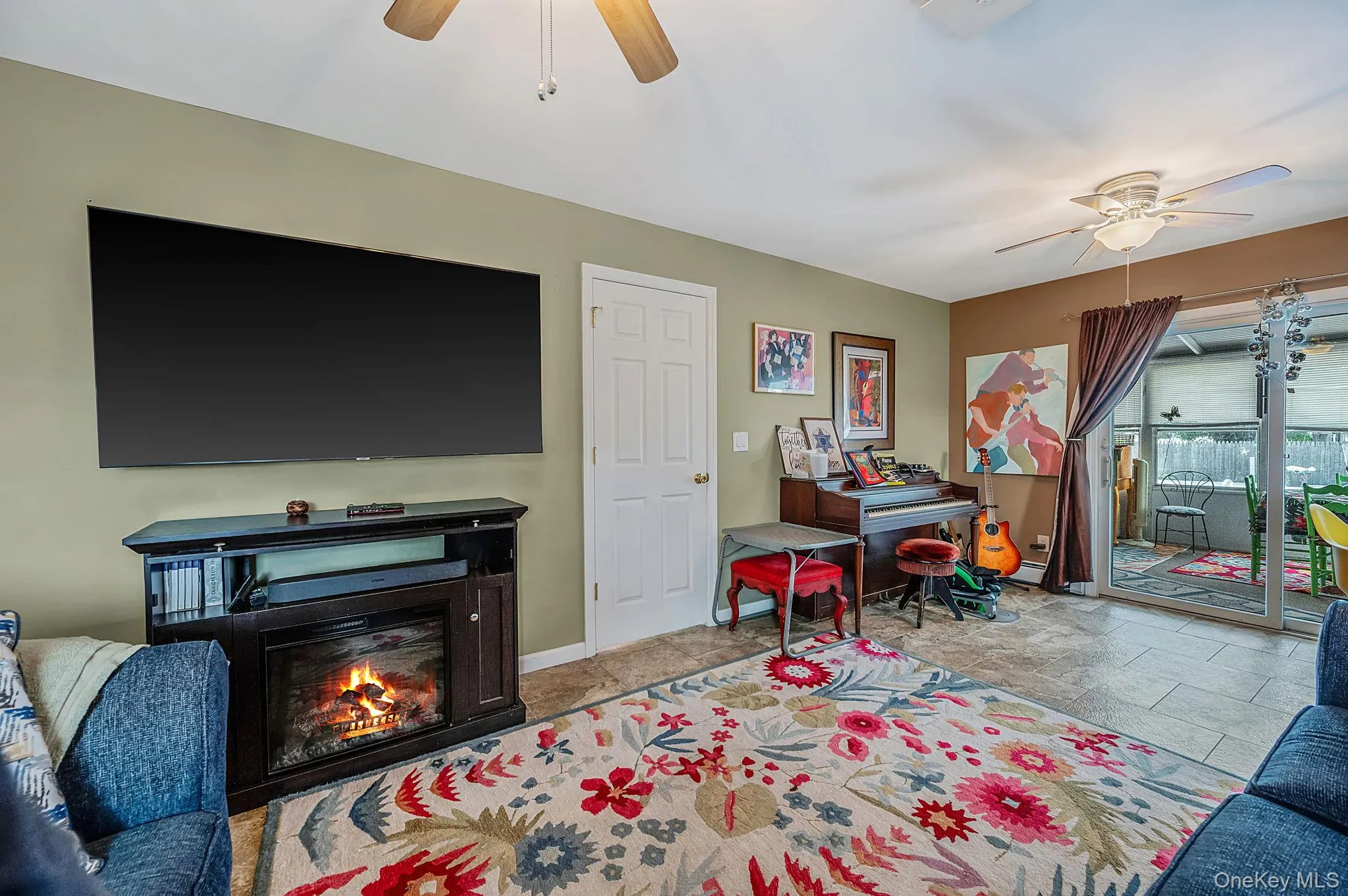 Complete with walk in closet! Complete with walk in closet!