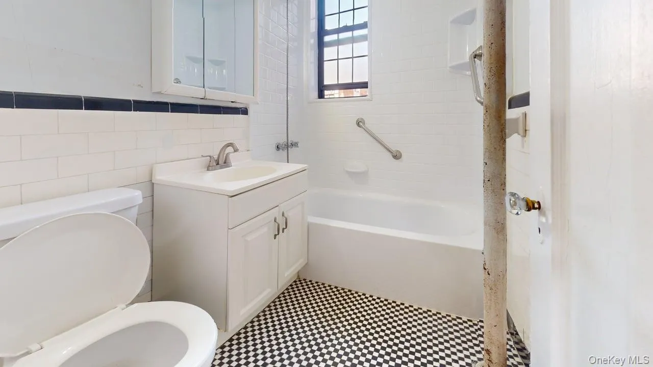 68-30 Burns Street, New York, NY, 2 Bedrooms Bedrooms, 4 Rooms Rooms,1 BathroomBathrooms,Residential,For Rent,Burns,0,1052347 68-30 Burns Street, New York, NY, 2 Bedrooms Bedrooms, 4 Rooms Rooms,1 BathroomBathrooms,Residential,For Rent,Burns,0,1052347