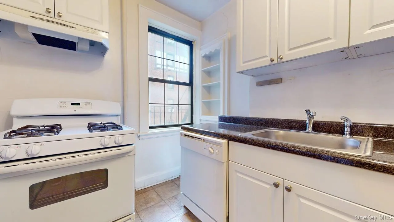 68-30 Burns Street, New York, NY, 2 Bedrooms Bedrooms, 4 Rooms Rooms,1 BathroomBathrooms,Residential,For Rent,Burns,0,1052347 68-30 Burns Street, New York, NY, 2 Bedrooms Bedrooms, 4 Rooms Rooms,1 BathroomBathrooms,Residential,For Rent,Burns,0,1052347