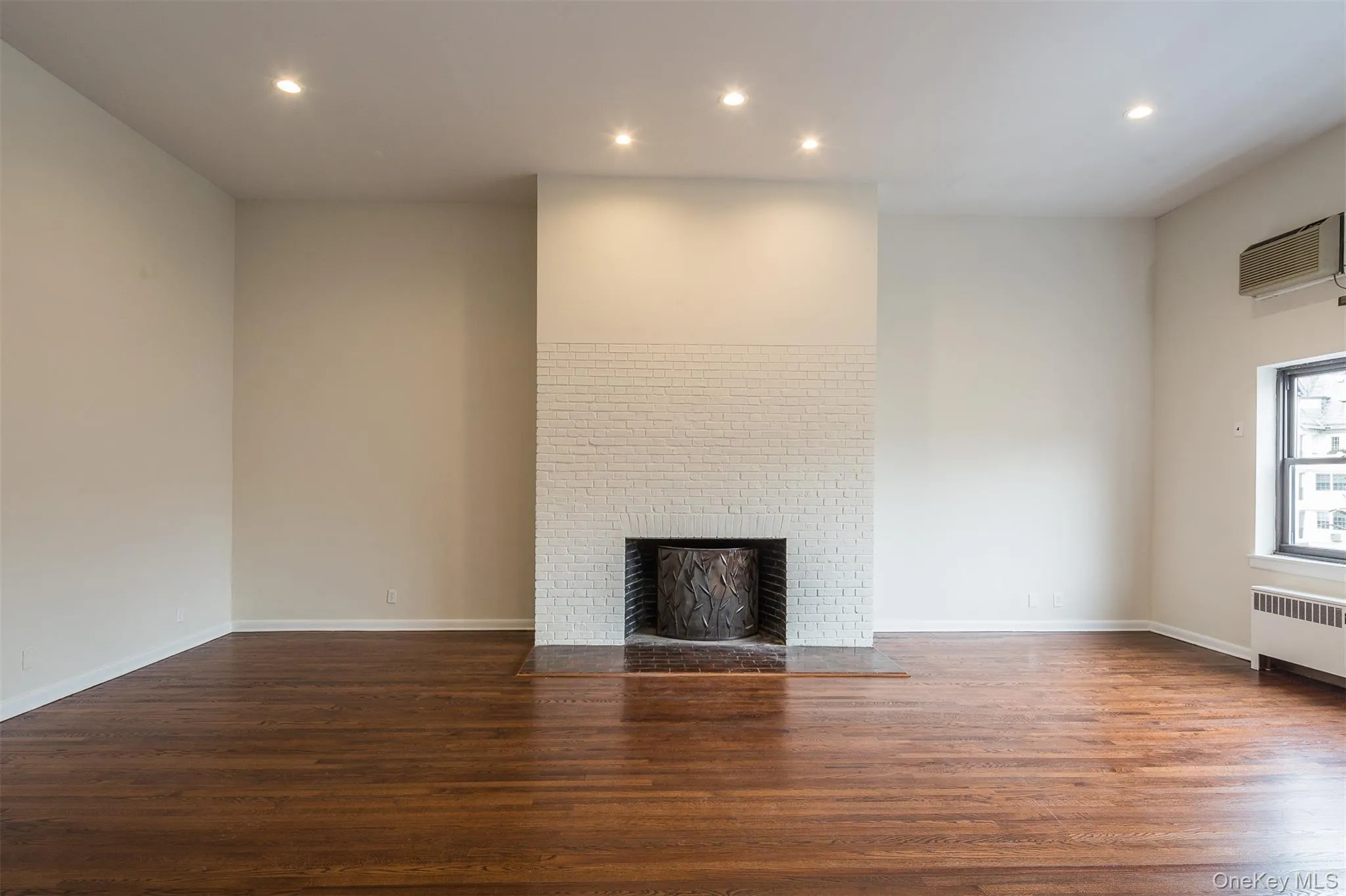 With fireplace With fireplace