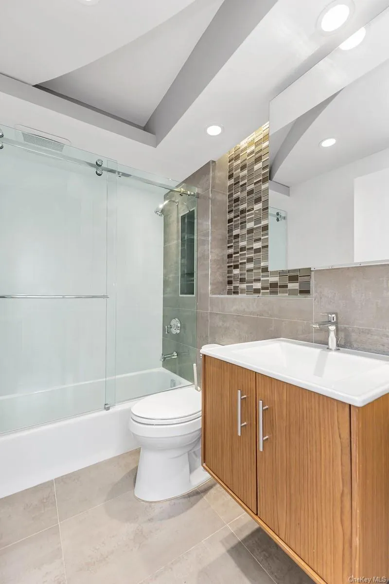 62-54 97th Place, New York, NY, 2 Rooms Rooms,1 BathroomBathrooms,Residential,For Rent,97th,0,1052407 62-54 97th Place, New York, NY, 2 Rooms Rooms,1 BathroomBathrooms,Residential,For Rent,97th,0,1052407