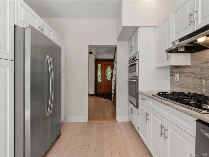 39 12th Avenue, Oyster Bay, NY, 3 Bedrooms Bedrooms, 6 Rooms Rooms,1 BathroomBathrooms,Residential,For Rent,12th,0,1052419 39 12th Avenue, Oyster Bay, NY, 3 Bedrooms Bedrooms, 6 Rooms Rooms,1 BathroomBathrooms,Residential,For Rent,12th,0,1052419