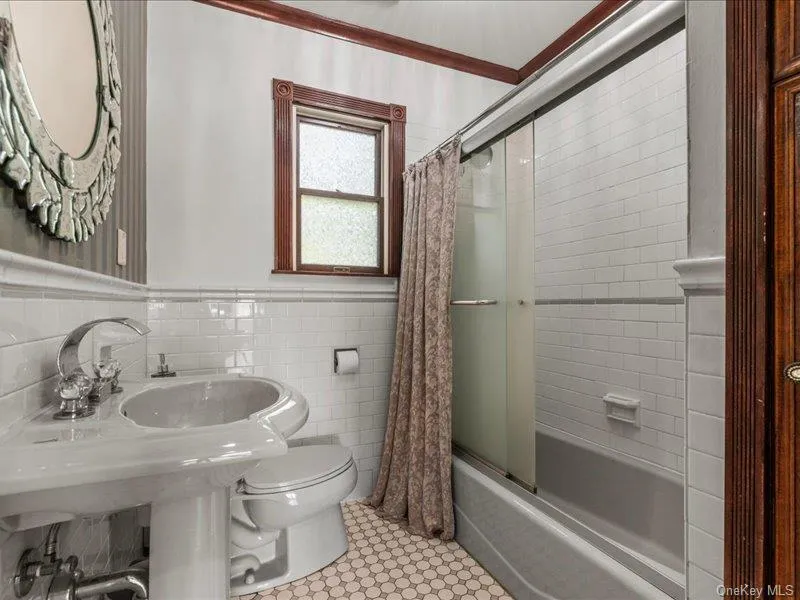 39 12th Avenue, Oyster Bay, NY, 3 Bedrooms Bedrooms, 6 Rooms Rooms,1 BathroomBathrooms,Residential,For Rent,12th,0,1052419 39 12th Avenue, Oyster Bay, NY, 3 Bedrooms Bedrooms, 6 Rooms Rooms,1 BathroomBathrooms,Residential,For Rent,12th,0,1052419