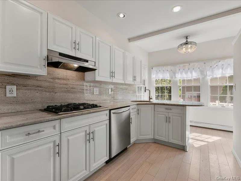 39 12th Avenue, Oyster Bay, NY, 3 Bedrooms Bedrooms, 6 Rooms Rooms,1 BathroomBathrooms,Residential,For Rent,12th,0,1052419 39 12th Avenue, Oyster Bay, NY, 3 Bedrooms Bedrooms, 6 Rooms Rooms,1 BathroomBathrooms,Residential,For Rent,12th,0,1052419