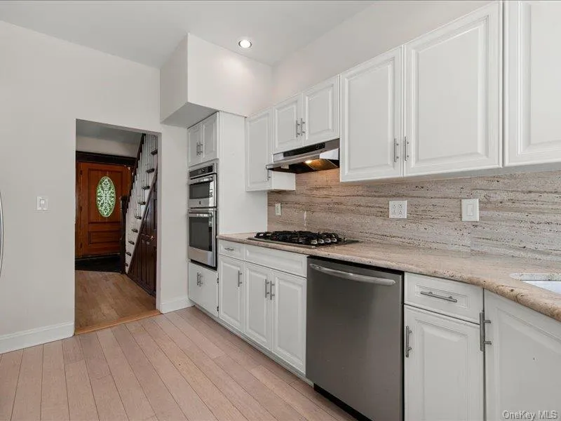 39 12th Avenue, Oyster Bay, NY, 3 Bedrooms Bedrooms, 6 Rooms Rooms,1 BathroomBathrooms,Residential,For Rent,12th,0,1052419 39 12th Avenue, Oyster Bay, NY, 3 Bedrooms Bedrooms, 6 Rooms Rooms,1 BathroomBathrooms,Residential,For Rent,12th,0,1052419