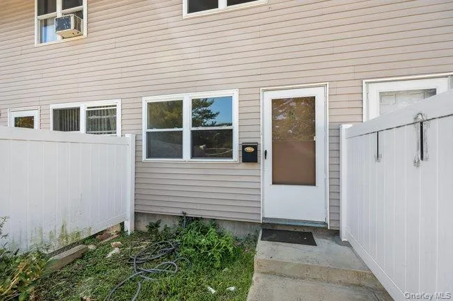 62 Townhouse Road, Huntington, NY, 2 Bedrooms Bedrooms, 4 Rooms Rooms,1 BathroomBathrooms,Residential,For Rent,Townhouse,0,1052423 62 Townhouse Road, Huntington, NY, 2 Bedrooms Bedrooms, 4 Rooms Rooms,1 BathroomBathrooms,Residential,For Rent,Townhouse,0,1052423