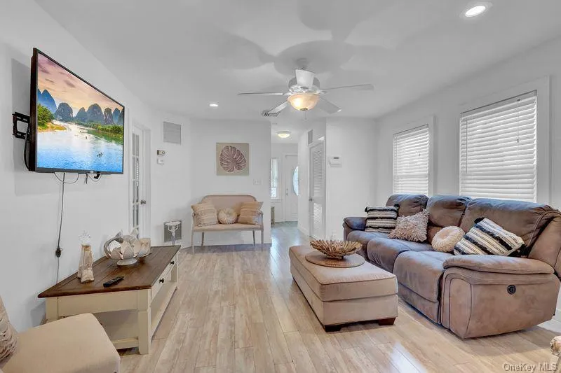 13 Barry Road, Babylon, NY, 2 Bedrooms Bedrooms, 6 Rooms Rooms,1 BathroomBathrooms,Residential,For Rent,Barry,0,1052424 13 Barry Road, Babylon, NY, 2 Bedrooms Bedrooms, 6 Rooms Rooms,1 BathroomBathrooms,Residential,For Rent,Barry,0,1052424