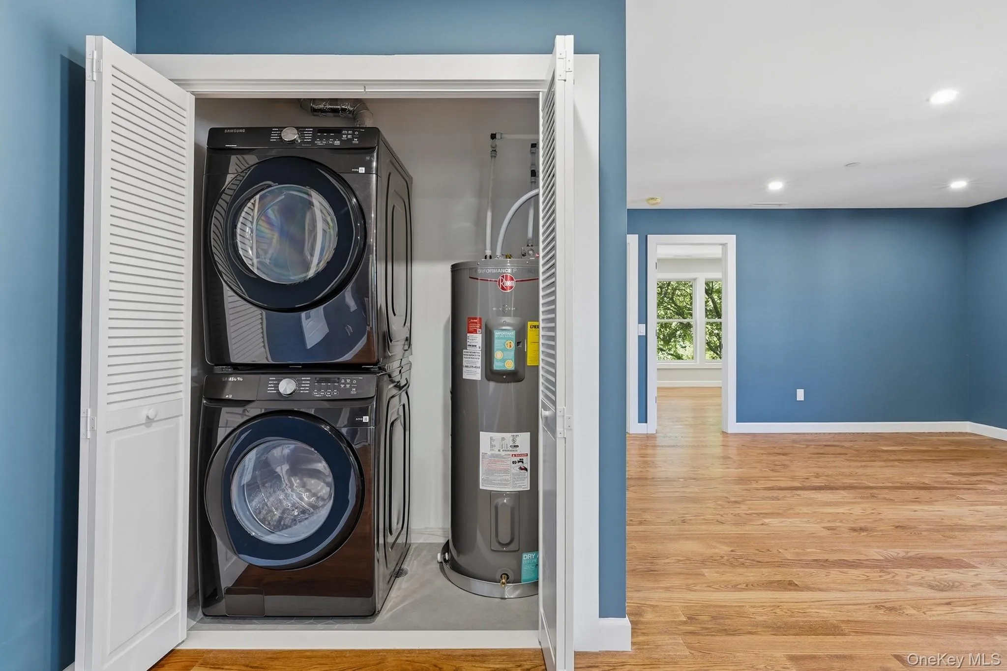 Full Size washer/dryer in the unit Full Size washer/dryer in the unit