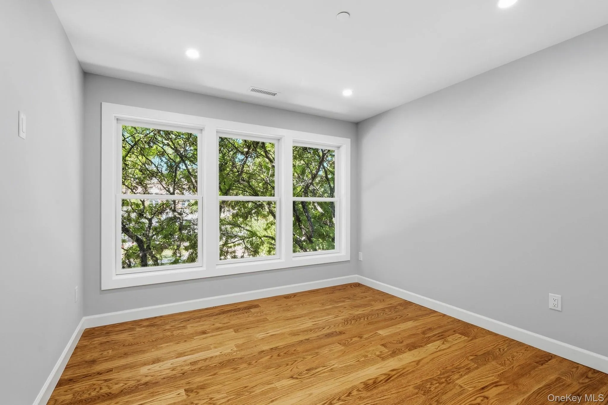 3rd Bedoom with full wall of windows, wood floors and large closet 3rd Bedoom with full wall of windows, wood floors and large closet
