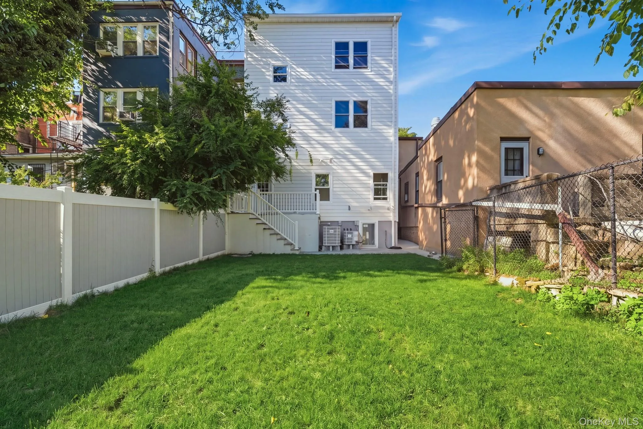 Shared fenced back yard (only two tenants in the building) Shared fenced back yard (only two tenants in the building)