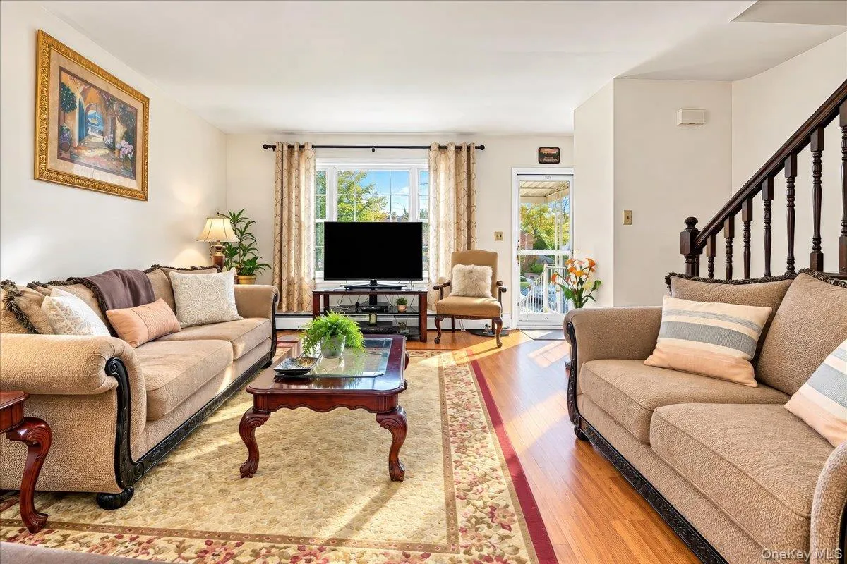 Bright and cheery living room Bright and cheery living room