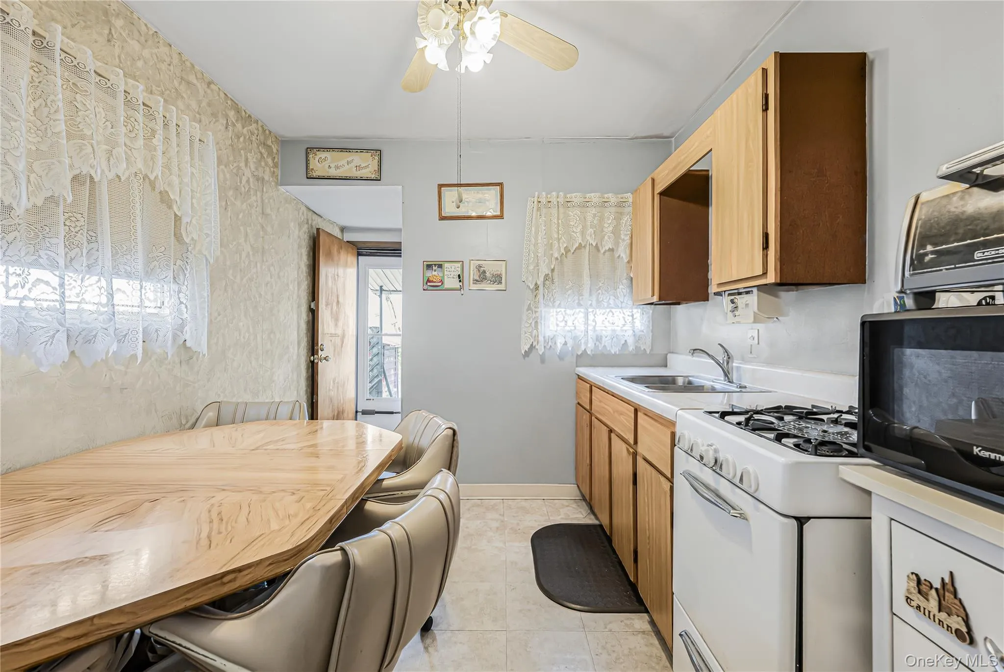 9307 76th Street, New York, NY, 3 Bedrooms Bedrooms, 6 Rooms Rooms,1 BathroomBathrooms,Residential,For Rent,76th,0,1052492 9307 76th Street, New York, NY, 3 Bedrooms Bedrooms, 6 Rooms Rooms,1 BathroomBathrooms,Residential,For Rent,76th,0,1052492