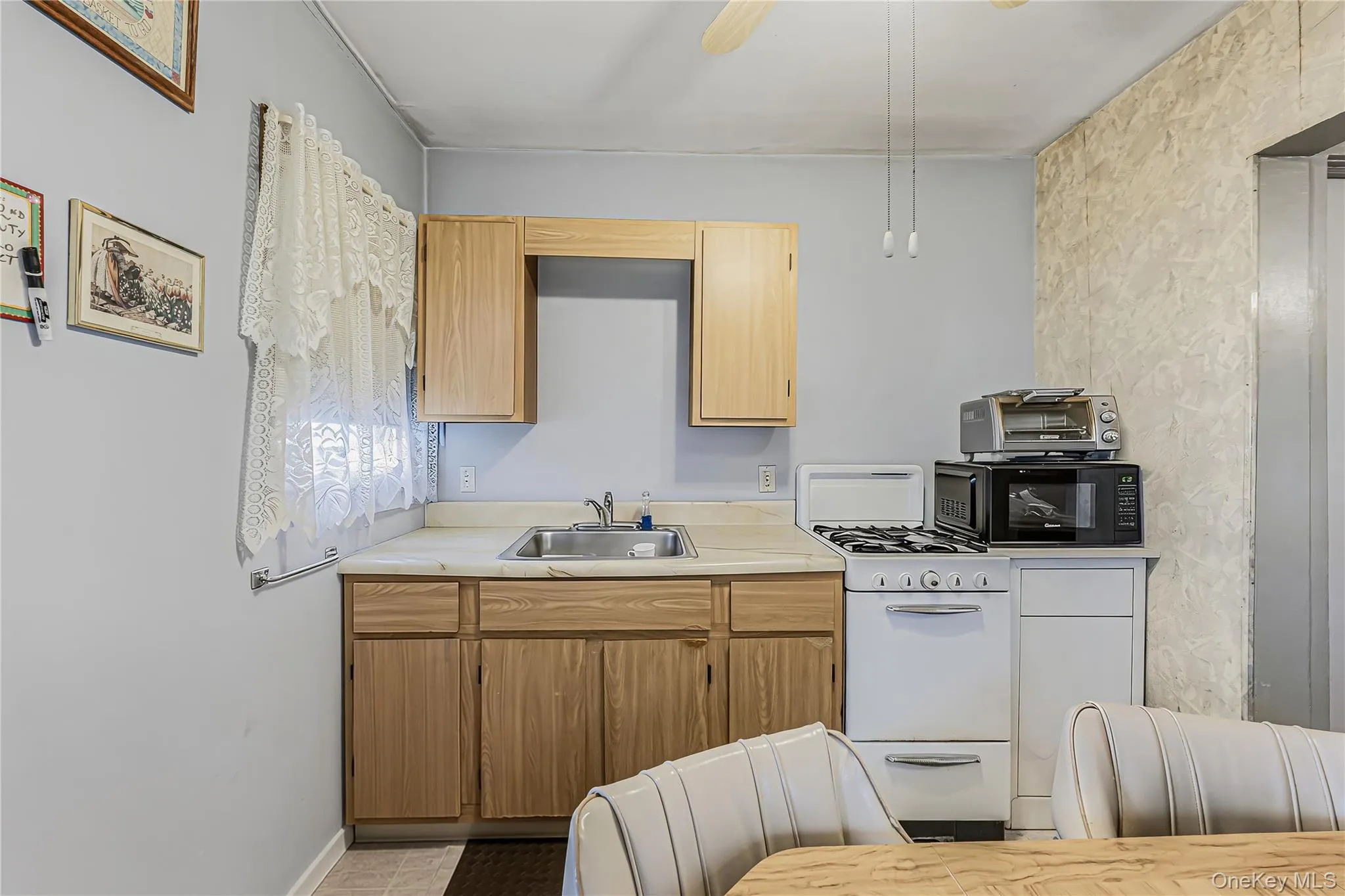 9307 76th Street, New York, NY, 3 Bedrooms Bedrooms, 6 Rooms Rooms,1 BathroomBathrooms,Residential,For Rent,76th,0,1052492 9307 76th Street, New York, NY, 3 Bedrooms Bedrooms, 6 Rooms Rooms,1 BathroomBathrooms,Residential,For Rent,76th,0,1052492