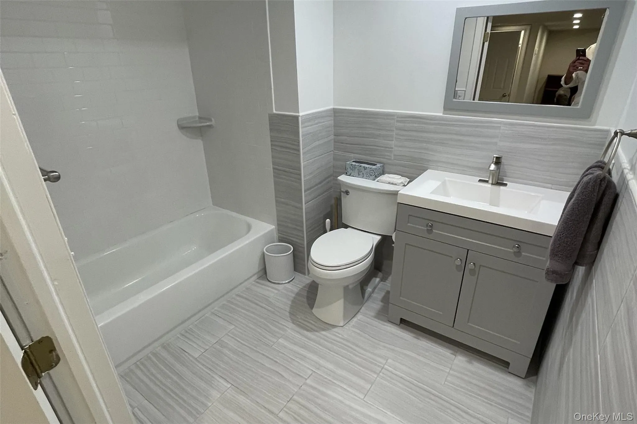Renovated Full Bath with Stylish Design Renovated Full Bath with Stylish Design