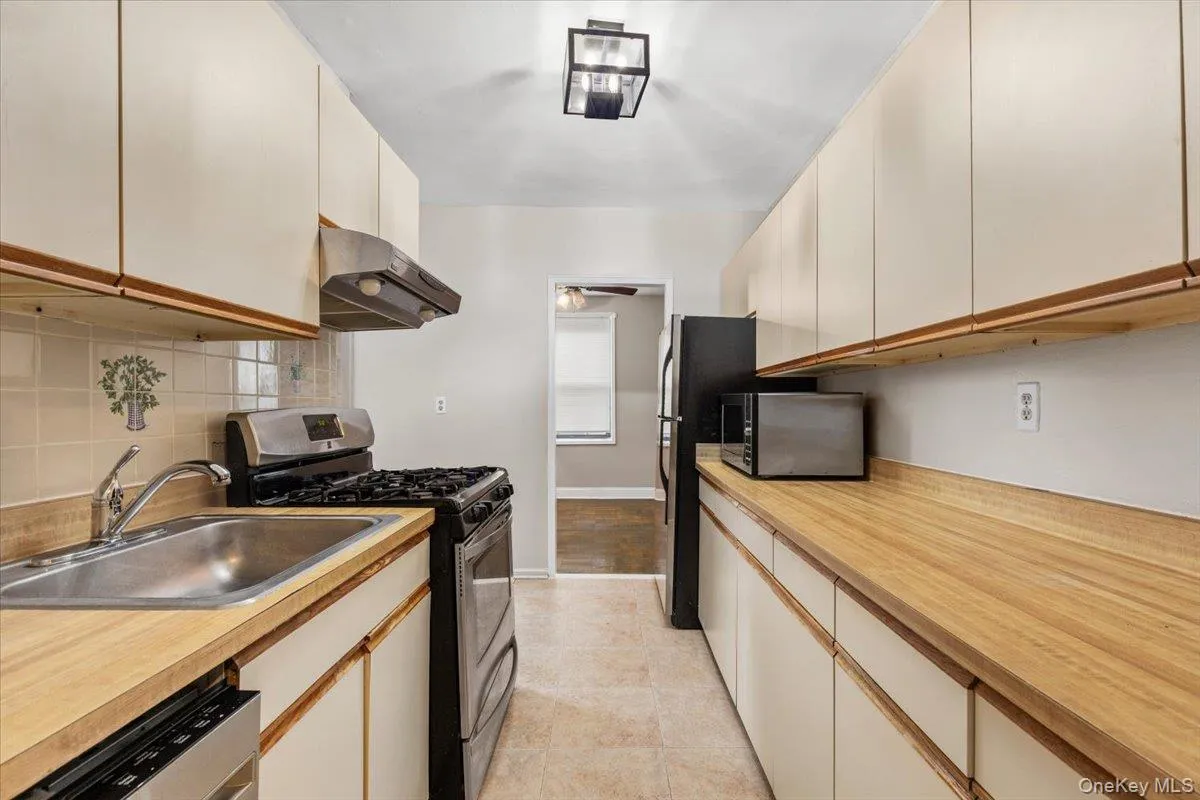 16 Broadway, White Plains, NY, 1 Bedroom Bedrooms, 4 Rooms Rooms,1 BathroomBathrooms,Residential,For Rent,Broadway,0,1052528 16 Broadway, White Plains, NY, 1 Bedroom Bedrooms, 4 Rooms Rooms,1 BathroomBathrooms,Residential,For Rent,Broadway,0,1052528